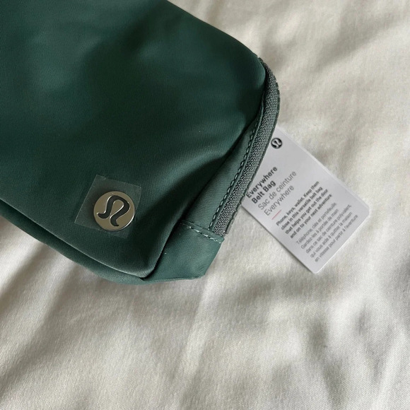 🆕💚 Lululemon Everywhere Belt Bag - Dark Forest - Picture 2 of 6